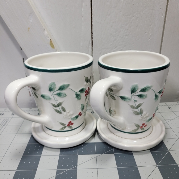 Pfaltzgraff Winterberry Embossed Coffee Tea Chocolate 12oz Mug Cover set - Lot 2 - Picture 2 of 13